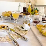 La Celeste Galeria Bed & Breakfast 4*