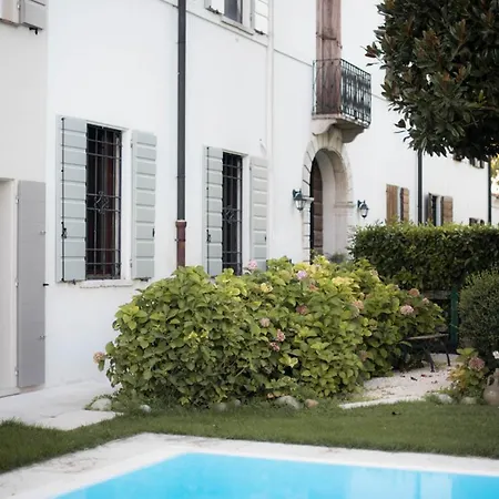 La Celeste Galeria Bed & Breakfast 4*